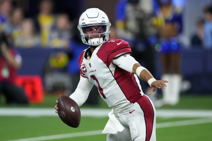 Arizona Cardinals QB Kyler Murray throws pass in pocket